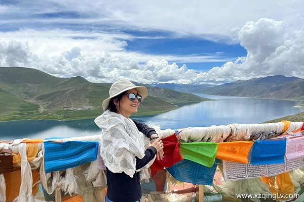 問：爸爸媽媽決定再去西藏看看，其實他們年輕的時候去過了，去的還是阿里地區(qū)，現(xiàn)在還想去西藏再見一次西藏的風景，我決定帶他們跟旅團，因為父母已經(jīng)五十多歲了，阿里想必不能再去了，我也不太了解西藏旅游路線，想問一下6月去西藏7天怎么報團呢？一家人去西藏要花多少錢？ 答：我去年也是6月去了西藏，西藏確實是一個讓人去了還想去的地方。帶父母去西藏旅游，還是要選擇好的旅游團，我去年跟團的是朋友介紹給我的，我聯(lián)系了旅游顧問青雅，她幫我解決了很多問題。我報了青雅旅行社的旅游團，報價是1980元每人，我覺得蠻劃算的，接下來我會分享我報西藏旅游團的路線和去年6月一家人跟團去西藏的花費。 6月去西藏7天怎么報團 在做好帶父母去西藏旅游的打算以后，我詢問了我的很多朋友，他們都去過或者有朋友去過西藏，認識一些西藏旅游顧問，我的一個朋友給我推薦了青雅，給我看了當時青雅和她的聊天記錄，還有當時她的西藏旅游路線規(guī)劃。我一眼就覺得青雅很靠譜，她回復朋友的問題都很及時，路線規(guī)劃也很合理且精簡清晰。 然后我就和青雅溝通了我的情況，以及父母的年齡和身體情況，她給我推薦了西藏7日游的路線，說這個路線非常適合老年人走，海拔相對較低而且每天去的景點停留時間較長。接下來我就分享一下我?guī)Ц改溉ノ鞑芈糜?天的具體路線。 D1 我們是坐火車進藏的，到了站外我就見到了青雅，她拿著白色哈達迎接我們，而且還很貼心的扶著我媽媽上車，一到西藏就心里暖暖的。 D2 巴松措的風景真的很美，爸媽沒來過這里，我也是第一次見到綠寶石一般的湖泊，巴松措還有湖心島，島上是一座歷史悠久的寺廟，爸爸媽媽還進去拜了拜。 D3 參觀雅尼濕地公園，這里有森林、湖水，遠處還有雪山，這樣奇妙的景色真的能一眼望到，爸爸媽媽腿腳不方便，還好有青雅安排的船游，讓我們能輕松得觀賞景色。 D4 6月去林芝已經(jīng)沒有桃花啦，但是秀巴古堡也很有觀賞性，沒有滿樹桃花的襯托，秀巴古堡多添一分蕭瑟之感。我發(fā)現(xiàn)我更喜歡這樣的氛圍。這一天還有烤羊晚會，是青雅友情贈送的，非常熱鬧，烤羊也很好吃。 D5 羊卓雍措，這里海拔有5000多，所以青雅特別提醒了爸爸媽媽帶上帽子可以緩解高反，我本來也擔心，但是到了之后爸媽沒什么事，大松一口氣。 D6 參觀布達拉宮，我和父母都不怎么了解佛教文化，青雅知道這一點，提前告訴我們進布達拉宮不能穿紅色的衣服，不能大聲喧嘩。布宮的正門前有大片的草地和鮮花，非常浪漫，我和父母在這里合照了，是青雅幫們拍的。 D7 最后一天，青雅送我們到火車站，青雅還送了一些牦牛肉干給我們，因為她在旅途中發(fā)現(xiàn)我爸媽都恨喜歡吃。非常感謝，她給我們安排的西藏7日游。 一家人去西藏要花多少錢？ 我和家人選擇坐火車進藏，這也是青雅推薦的，因為我爸爸媽媽年紀大了，坐飛機落地就會強烈感受到高海拔氣候帶來的不適，所以帶父母坐火車進藏是最好的選擇，可以看看沿途的風景，火車進藏的時間里也會慢慢適應西藏的氣候。火車我選擇的是硬臥，人均1200左右，往返車費還是有點貴的，畢竟相比6月西藏7日游整個行程人均都只有1980元。 不過我和父母還買了一些紀念品，因為他們要帶回去送給家里的親戚，好吧，爸爸媽媽開心就行。我們的消費就是這些啦，旅游西藏一周的房費和車費不用擔心，都是包括在抱團價格里的，還有餐費也是，而且我們吃的都很好，爸爸媽媽贊不絕口。 這些就是我去年6月帶爸媽去西藏旅游的花銷，以及怎么帶爸媽抱團參加西藏旅游的。希望有參考價值，能幫助到大家。總的來說，是一個非常劃算的西藏旅行，青雅贈送的項目還有贈送的西藏特產(chǎn)都讓我很滿意。馬上聯(lián)系青雅咨詢西藏旅游攻略吧，青雅的微 信：13908986788（加微信掉落不同的贈送項目哦）。